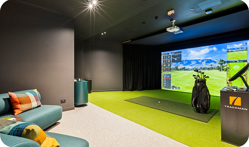 Indoor virtual golf Image
